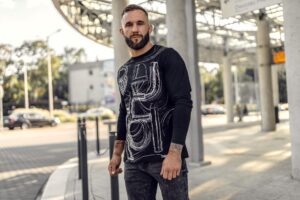 Longsleeve męski jako idealna baza zimowych outfitów