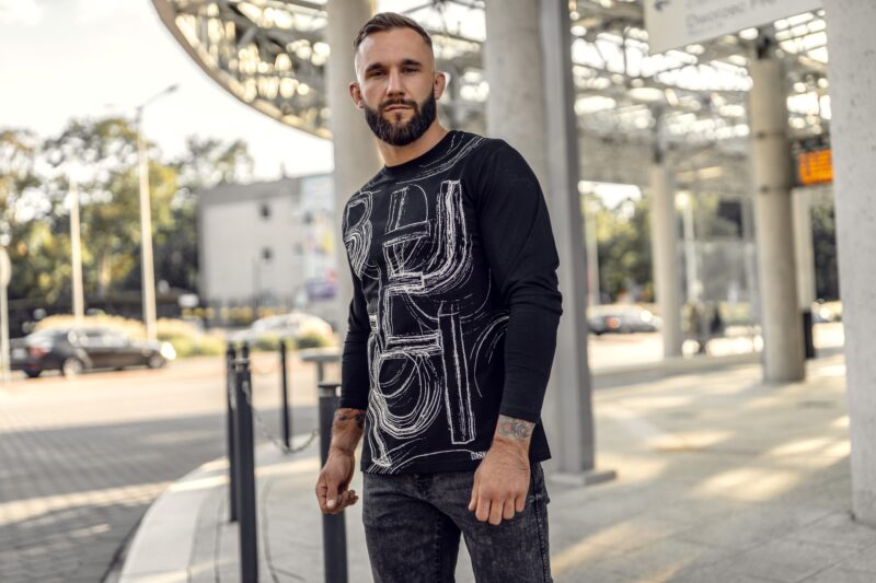 Longsleeve męski jako idealna baza zimowych outfitów